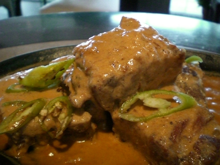 Here's the Binagoongang Baboy with Gata.  Despite the chillies, the dish wasn't spicy.  Notice how big the pork slices are?