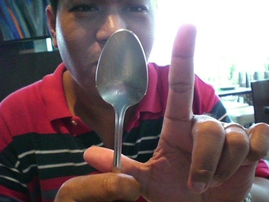 We used Mario's finger to be our scale but I think we should have used something generic instead.  Well, anyway, Mario stands 6'3" (if I'm not mistaken) and he has really long fingers.  Even though the spoon is slightly closer to the camera than the finger, you can still imagine how unusually big the spoon is.  It was slightly uncomfortable eating with it.