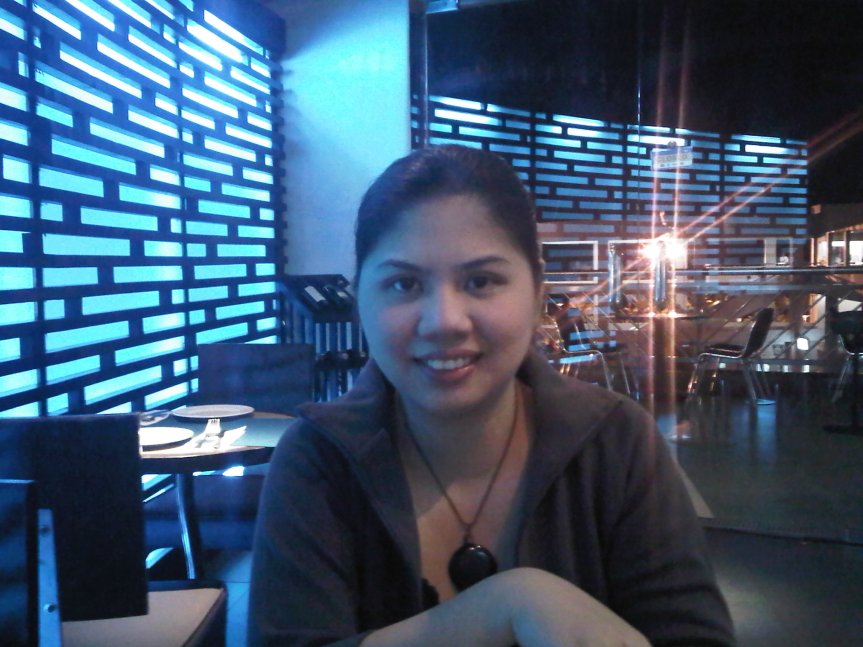 Here's the place at night (our First Visit).  Behind me are the glass doors.  Hard to figure out but you'll notice the "CLOSE/OPEN" sign.  Outside are more tables and chairs if you want to enjoy the food with a good view of Manila Bay and the MOA fountain.